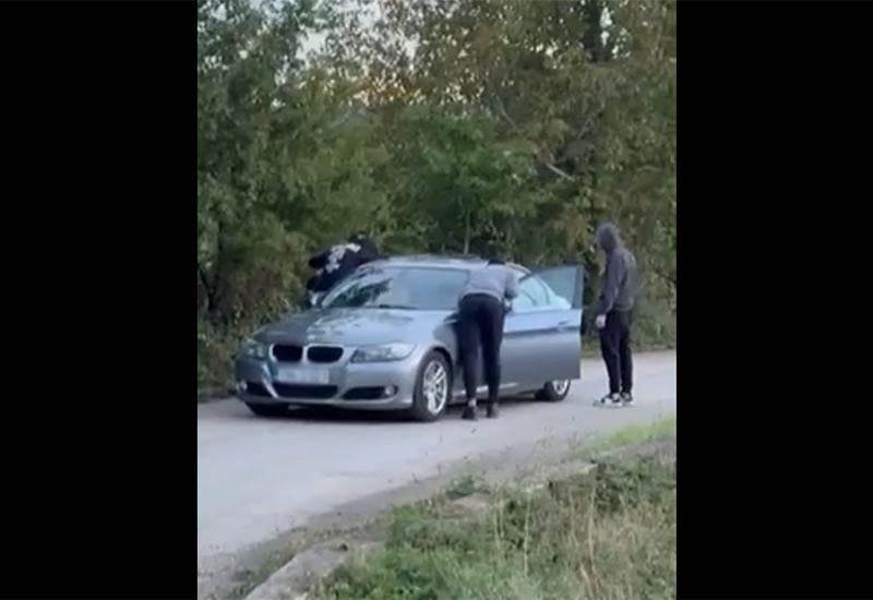 Nasilje na putu: Mladićima popriječili put i napali ih, vozilo oštećeno udarcima palicom VIDEO