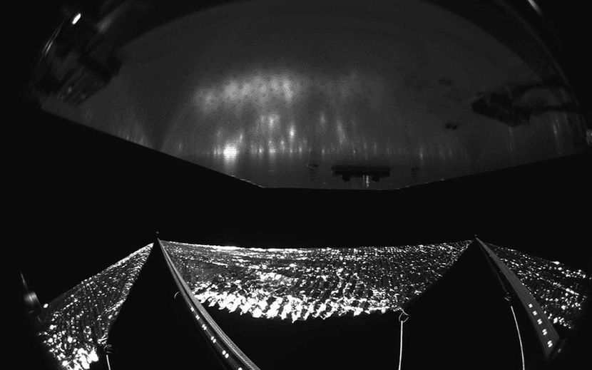 Kockasti satelit: NASA objavila prvu fotografiju novog solarnog jedra tokom testiranja novog materijala