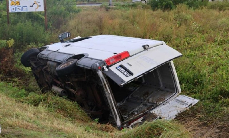 Veliki broj policajaca se uključio u potragu: Prevozio migrante, sletio sa ceste pa pobjegao