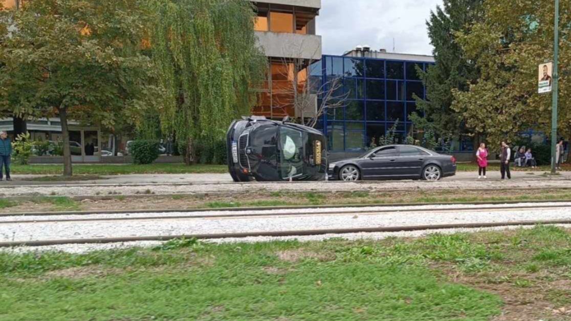 Saobraćajka u Sarajevu: Prevrnuo se taksi, nastale velike gužve