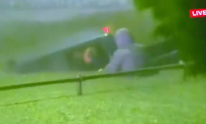 Dramatičan prizor! Slučajni prolaznik rizikovao život da spasi vozača u nevolji VIDEO