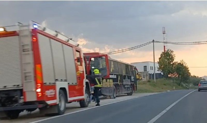 Buktinja na ulici: U banjalučkom naselju zapalio se autobus, alarmirani vatrogasci VIDEO