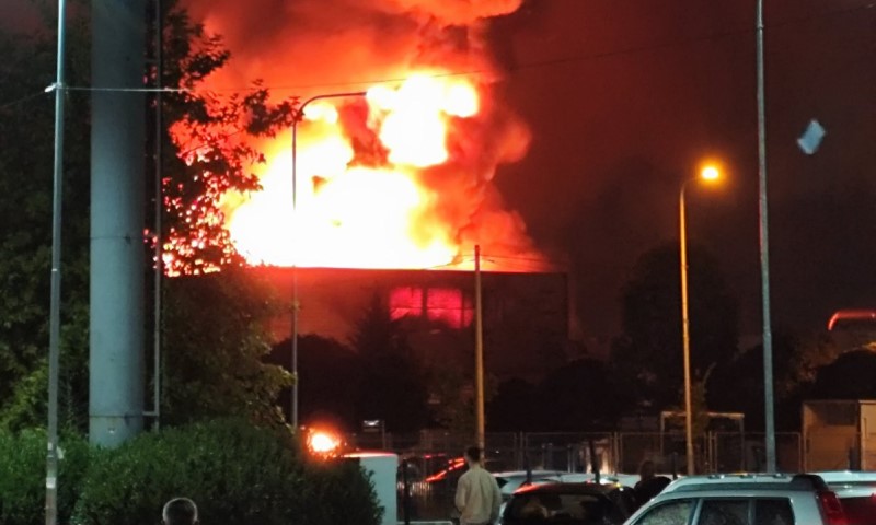 Sve vatrogasne ekipe na terenu: Ljudi dolaze od kuće da gase veliki požar u Banjaluci FOTO/VIDEO