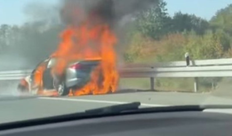 Buktinja nasred auto-puta! Vatra progutala automobil, u plamenu nestao BMW VIDEO