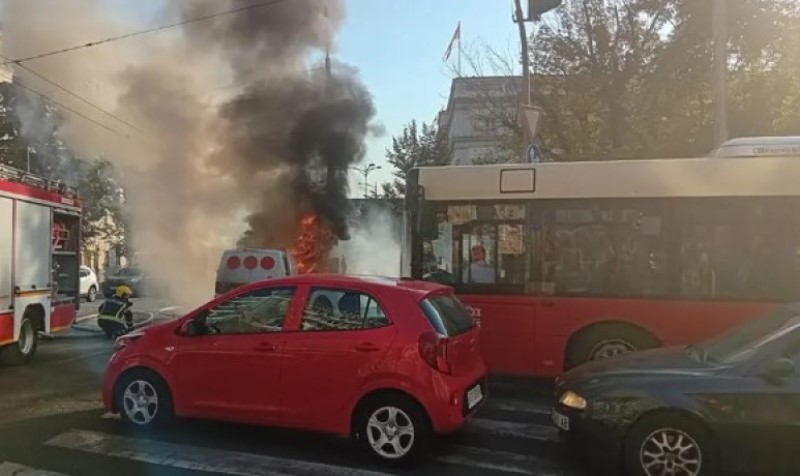 Vatrogasci pokušavaju da obuzdaju vatru: Zapalio se kombi koji je prevozio novac