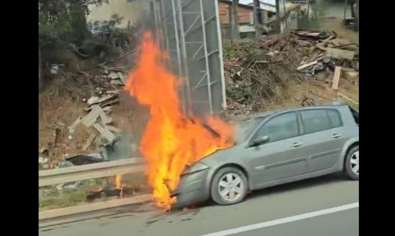 Vatra “progutala” prednji dio vozila: Automobil “reno” se zapalio na auto-putu