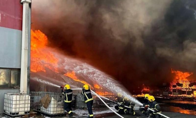 Vatra se proširila iz roštiljnice: Požar u restoranu brze hrane, vatrogasci na terenu