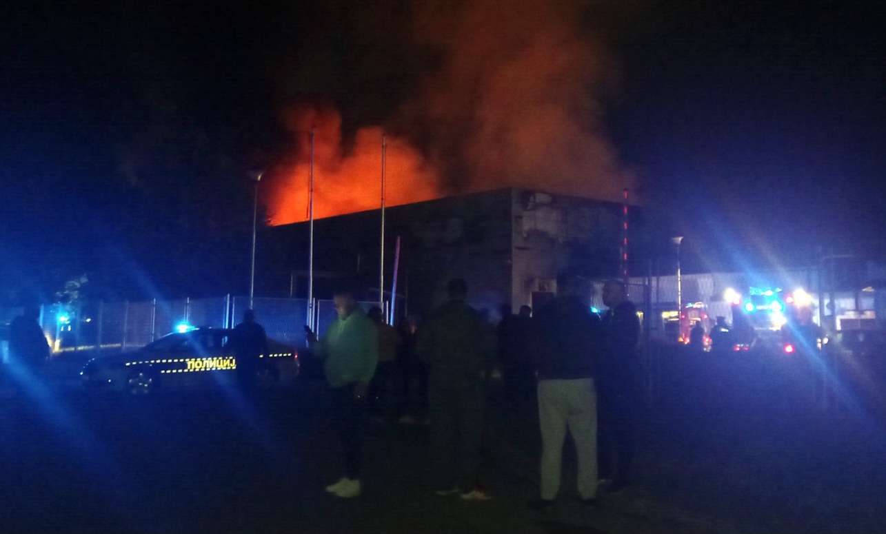 Ulje otežava gašenje: Banjalučki vatrogasci stavili veliki požar pod kontrolu