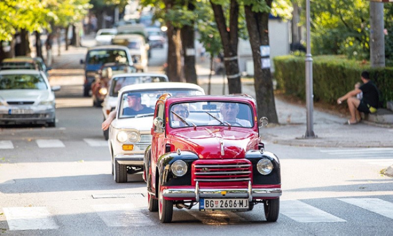 Radost za zaljubljenike starih vozila: Prnjavor uljepšalo 50 oldtajmera iz regiona