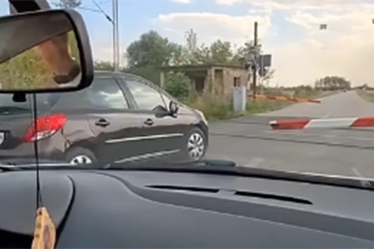 Jeziv snimak: Prelazi prugu na spuštenu rampu VIDEO