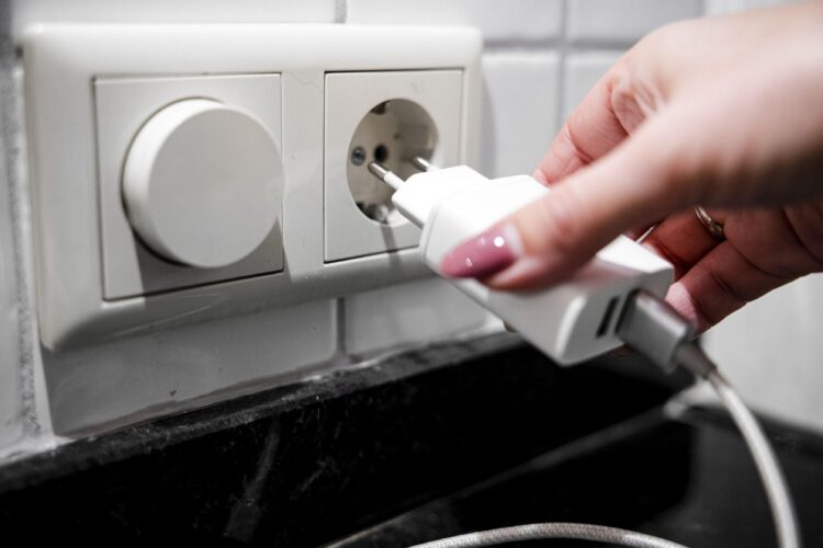 Oprez! Eksplodirao punjač za mobilni telefon, povlači se iz prodaje u BiH