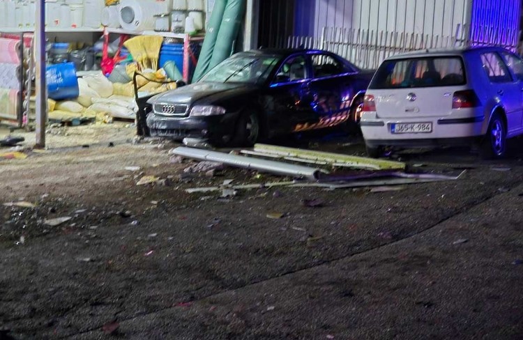 Neobična nezgoda: Nakon sudara vozilo uletjelo u prodavnicu