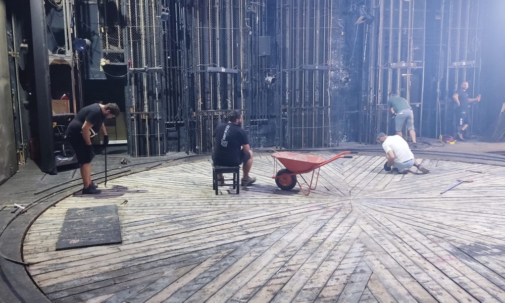 U toku sanacija Velike scene, ali pozorište radi: Objavljen septembarski repertoar NPRS FOTO
