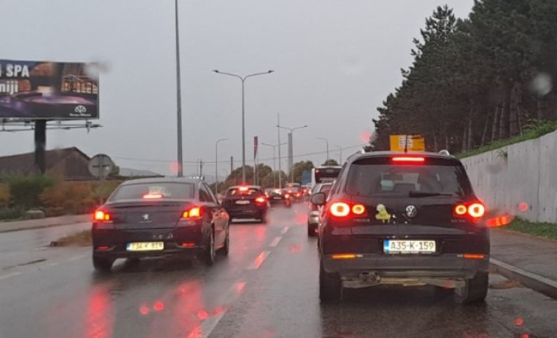 Vozači, oprezno i strpljivo: Saobraćajni kolaps u Banjaluci zbog kiše i udesa FOTO