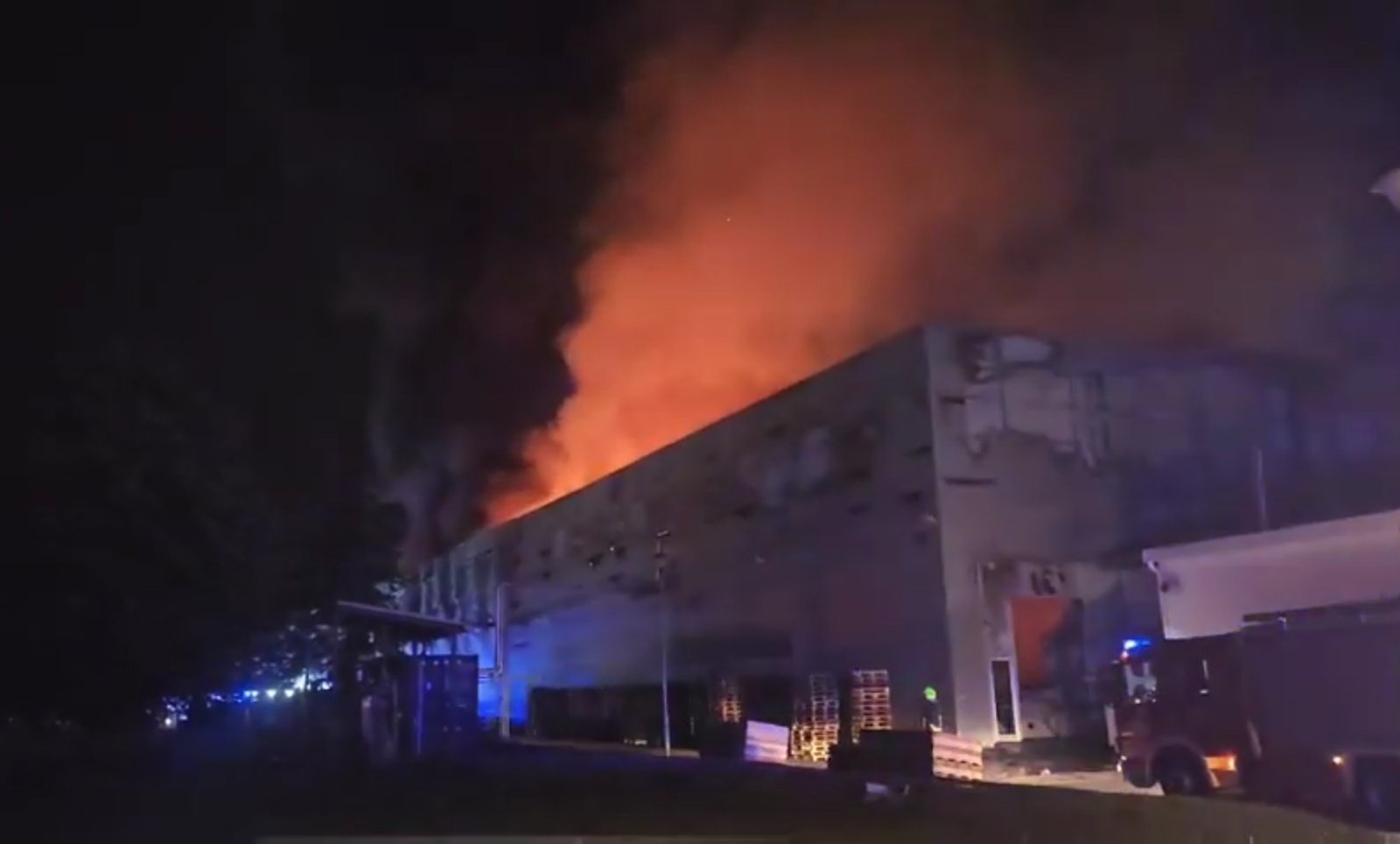 Veliki požar u Banjaluci: I dalje dramatično, čuju se jake eksplozije VIDEO