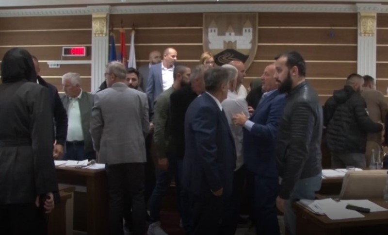 Vrijeđanje, pljuvanje i prskanje: Nezapamćeni incident tokom sjednice Skupštine opštine VIDEO