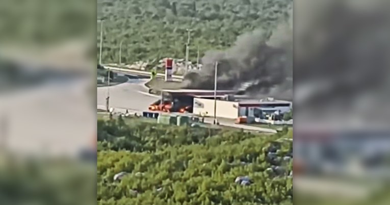 Čula se eksplozija: Zapalila se benzinska pumpa kod Splita, ima povrijeđenih VIDEO