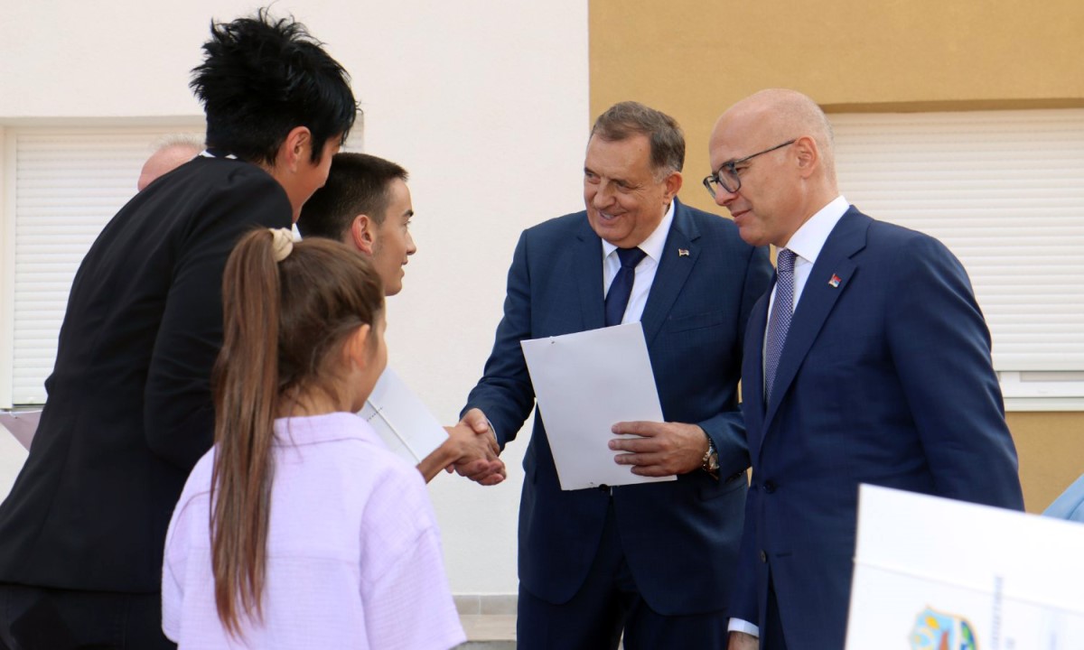 Dodik obećao u Srpcu: Platiću stan porodici sa troje djece FOTO/VIDEO