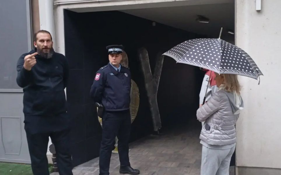 Stanari reagovali, stigla policija: Vraćena dva nestala slova na Kupusište