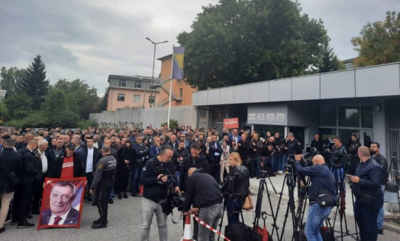 Mnogobrojni građani stigli pred Sud BiH kao podrška: Nastavak suđenja Dodiku i Lukiću