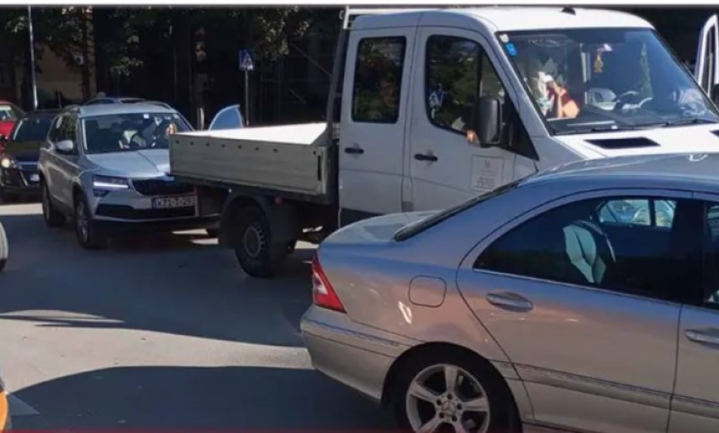 Nesreća u užem centru Banjaluke: Sudar kamiona i automobila u kružnom toku