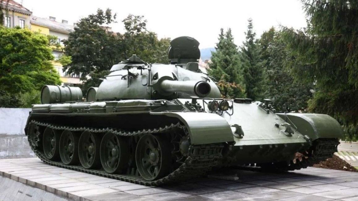 Kad Benjamina brani državu: Postavili tenk pred gimnaziju