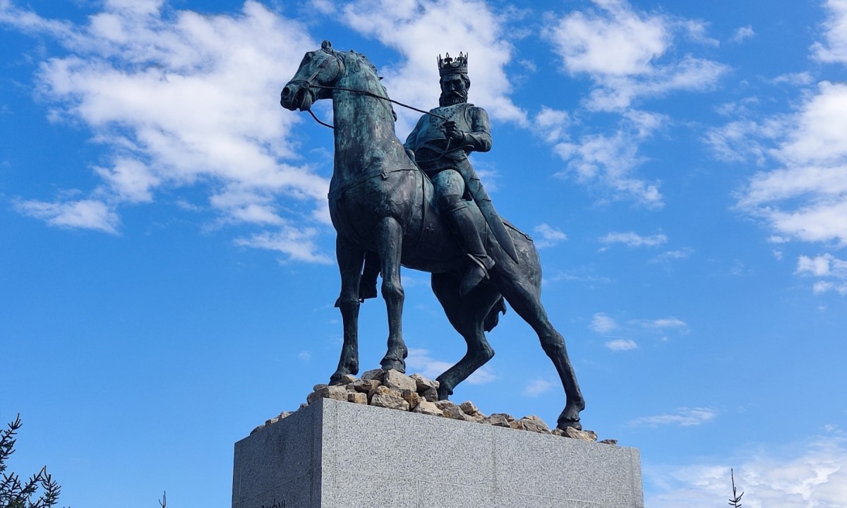Sad se vidi i Tvrtkovo lice: Evo kako izgleda banjalučki spomenik uoči otkrivanja FOTO/VIDEO