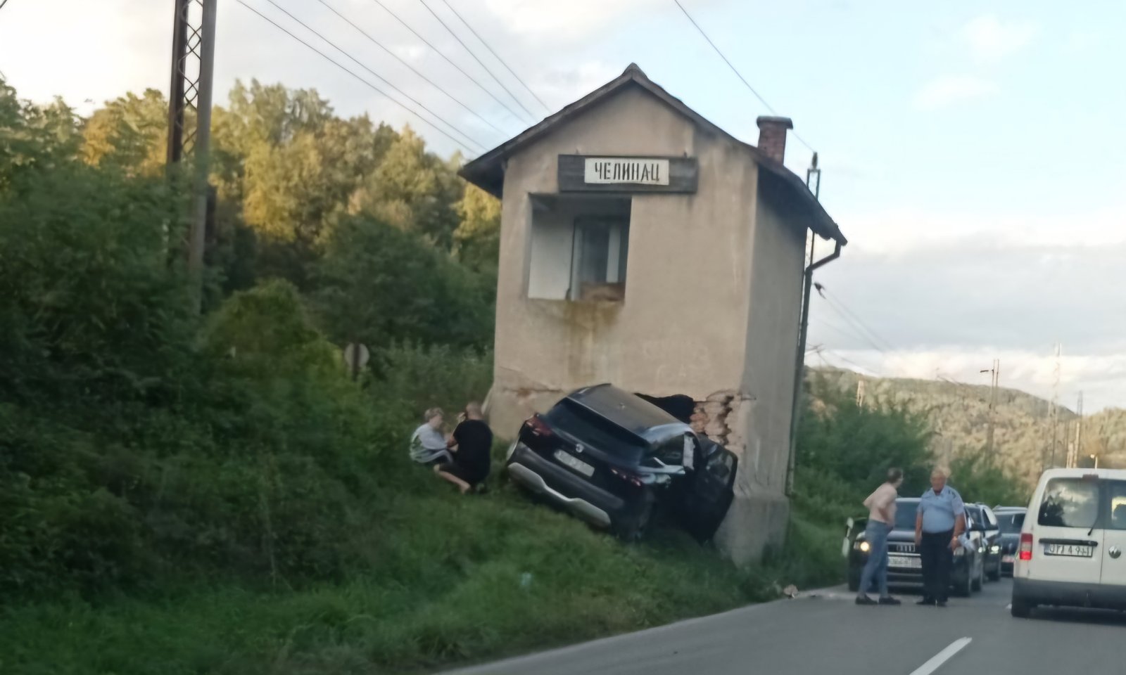 Teška saobraćajka kod Čelinca: Automobil se zabio u kuću