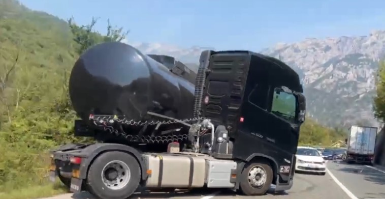 Teška nesreća, Hitna pomoć na terenu: Sudar kamiona, cisterne i automobile VIDEO