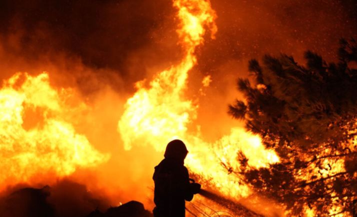 Vatra progutala desetine planinskih kuća: Bjesne šumski požari, hiljade ljudi evakuisano