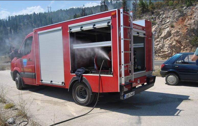 Saobraćaj kod Ljubinja i dalje u prekidu: Vatrogasci će tokom noći čuvati kuće i put