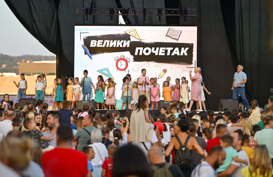 Uz muziku i poklone: Banjalučki školarci proslavili povratak u školske klupe FOTO