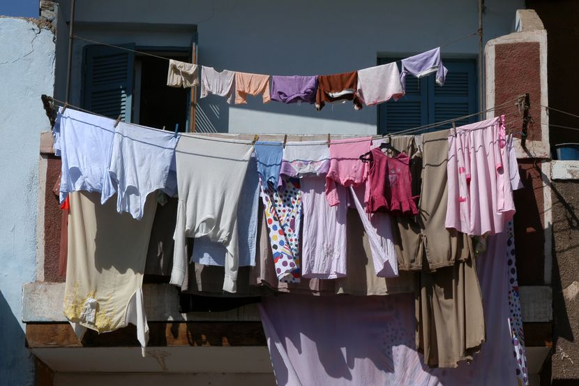 Dječak pao sa četvrtog sprata i preživio: Žice za veš ga spasile