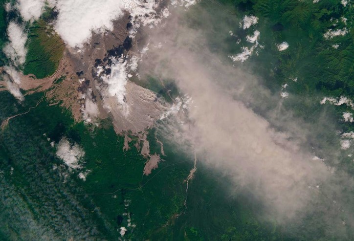 Eruptirao tokom noći: Vulkan na Kamčatki izbacio stub pepela visine osam kilometara VIDEO