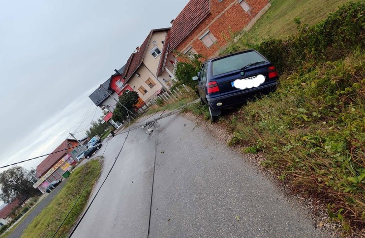 Nesreća u Prijedoru: Škodom udarila u stub