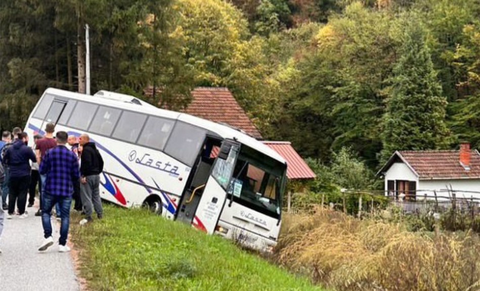 Srećom niko nije povrijeđen: “Lastin” autobus završio u njivi