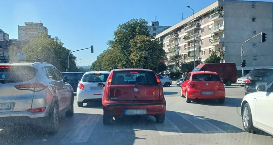 Gužve i nedjeljom na više lokacija: Novi saobraćajni kolaps u Banjaluci FOTO
