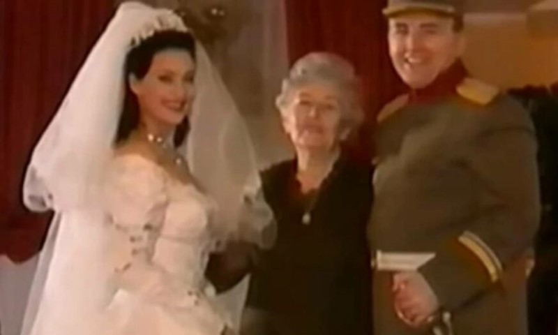 Porodična tradicija: Evo šta je Ceca uradila sa zlatnikom koji joj je na svadbi poklonila Arkanova majka