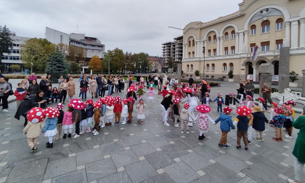 Pjesma i igra kod Hrama: Vesele pečurke pozdravile banjalučku jesen FOTO/VIDEO