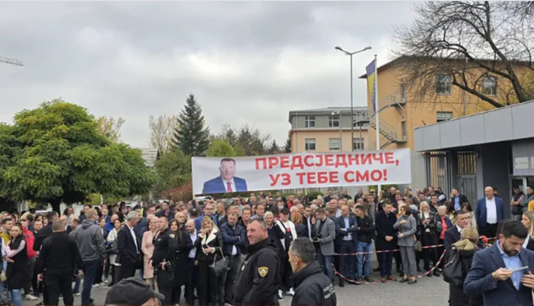 Poruke podrške za Dodika i Lukića: Veliki broj građana okupio se ispred Suda BiH VIDEO