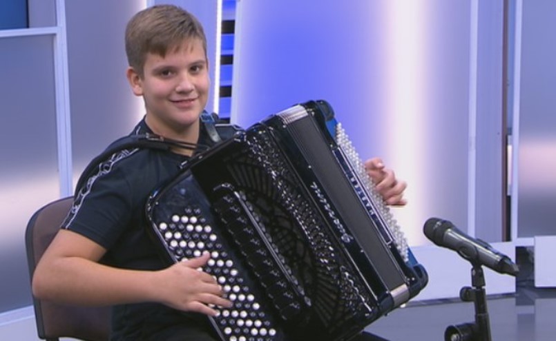 Mladi harmonikaš iz Banjaluke: Dušan za kratko vrijeme pokupio sve simpatije publike VIDEO