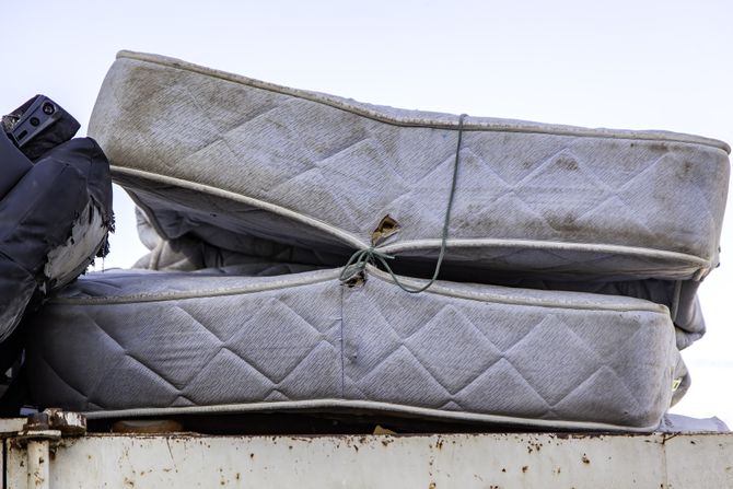 Starica u njemu čuvala novac i nakit: Čistačica bez pitanja bacila stari dušek