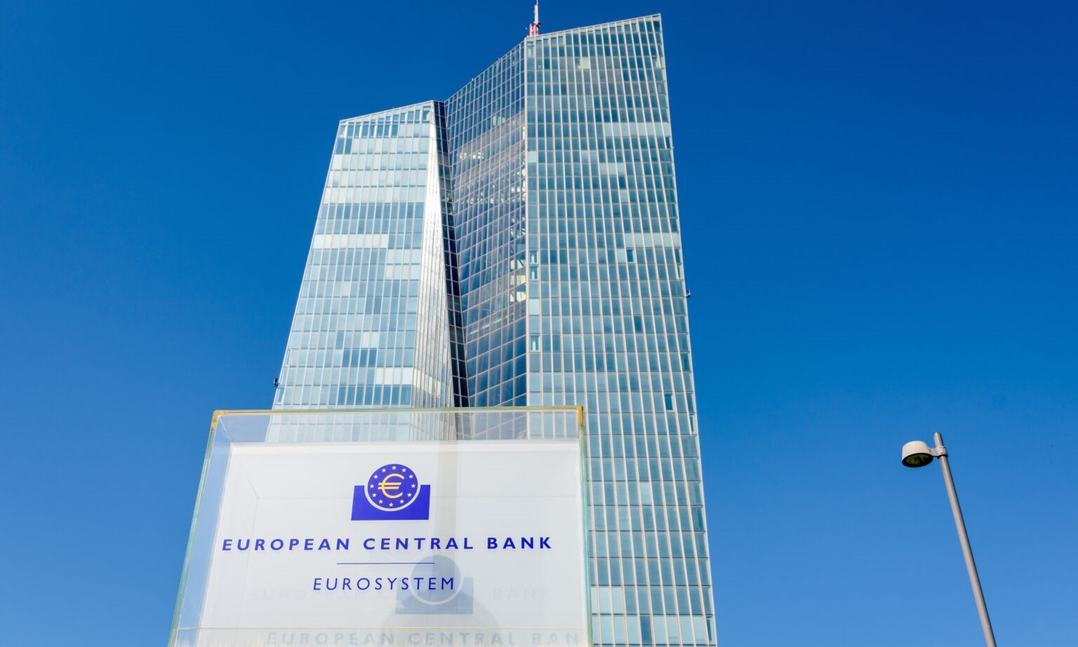 Ekonomisti optimistični: Evropska centralna banka ponovo smanjila kamatne stope