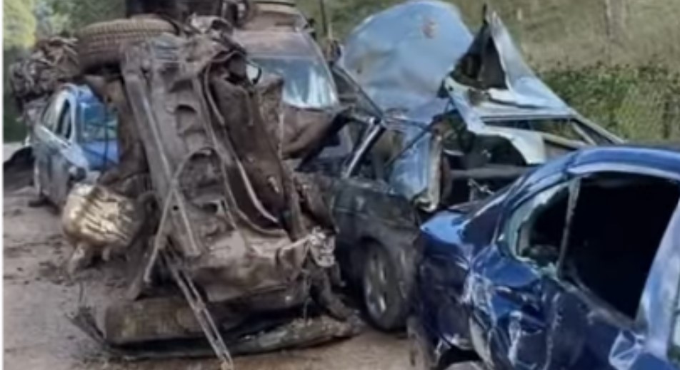 Zgužvani kao limenke: Izvučena vozila nakon kataklizme u Jablanici VIDEO