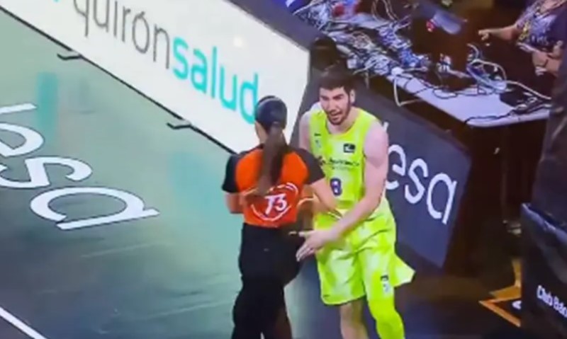 Meč pao u drugi plan: Košarkaš usred utakmice potapšao rukom po zadnjici sudiju VIDEO