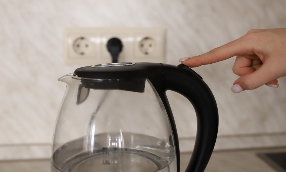 Bez sirćeta i sode: Kako najlakše očistiti kamenac iz kuvala za vodu