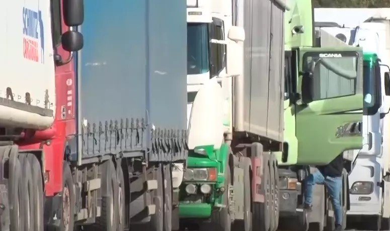 Kolona se proteže tri kilometra: Kamioni sa srpskom robom čekaju na Merdaru