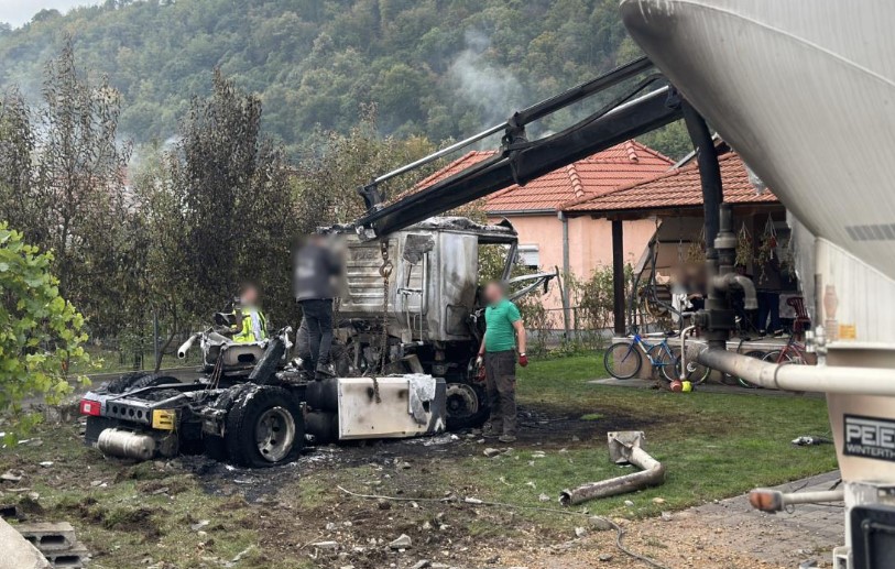 Vozač uspio da zaustavi kamion blizu kuće: Cisterna se zapalila i uletjela u dvorište FOTO