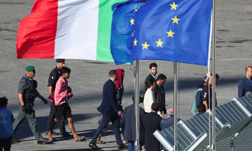Sporazumu Tirane i Rima: Prvi italijanski brod sa migrantima stigao u Albaniju