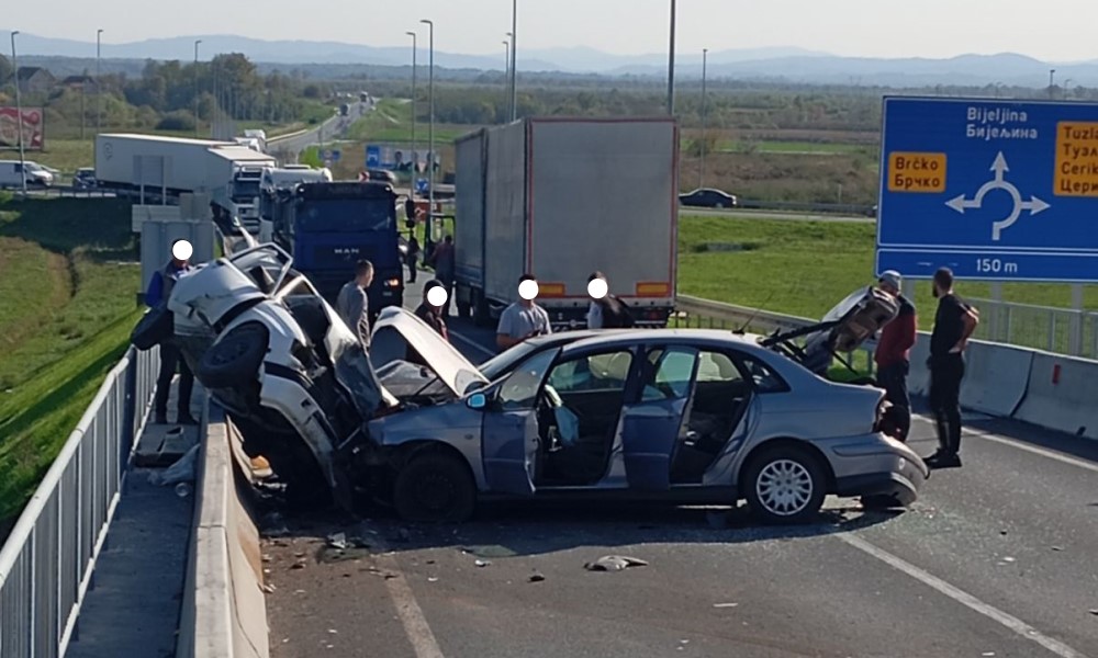 Detalji nesreće: Sudar tri auta i kamiona na nadvožnjaku, pet osoba povrijeđeno